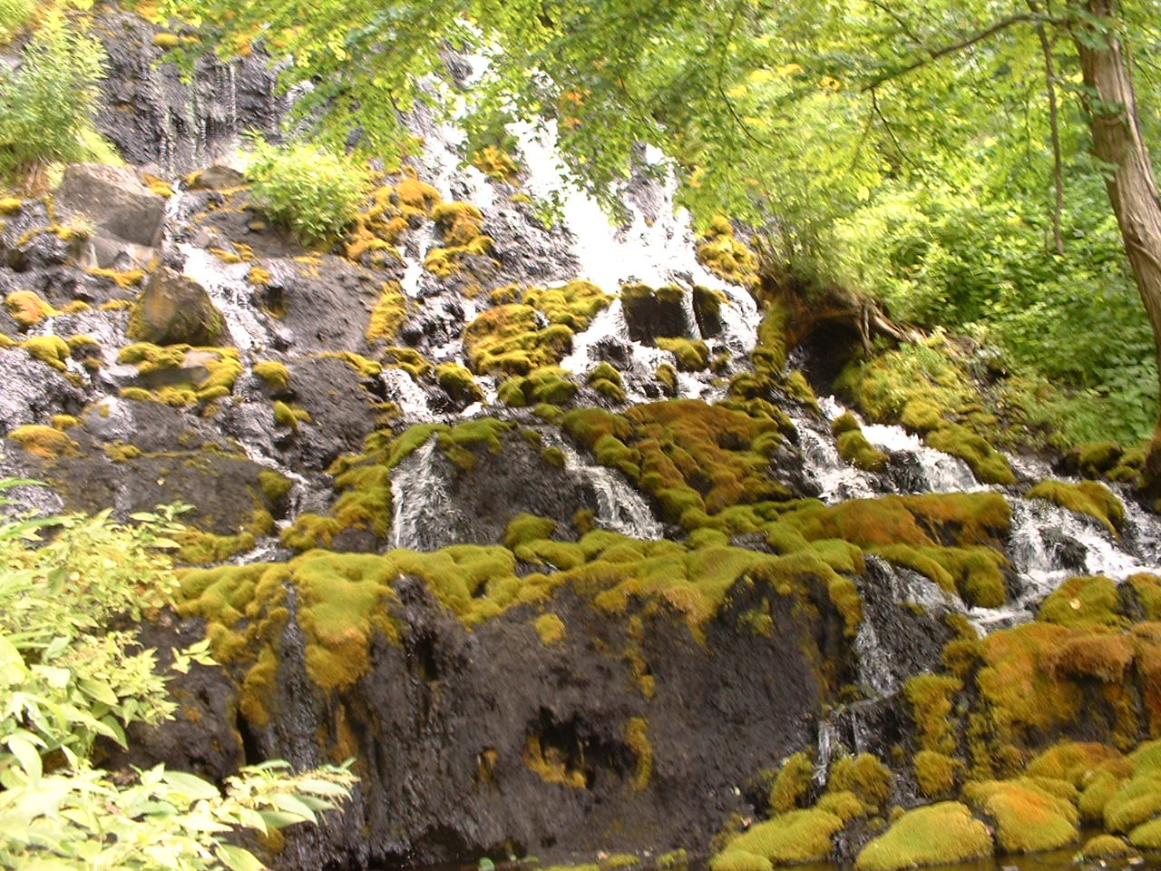 在“Onneto汤之瀑布”感受地球创世记的自然科学和传奇。
