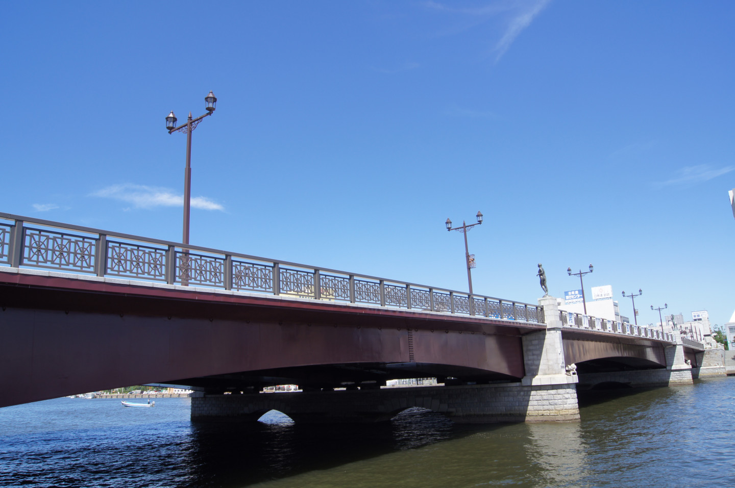 电影《挽歌》的取景地主要以币舞桥和钏路川河畔为主。